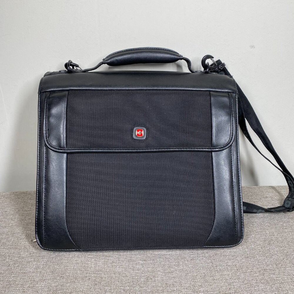 Wenger Swiss Army Multi-Function Present o Folio Black Case w/ Shoulder Strap